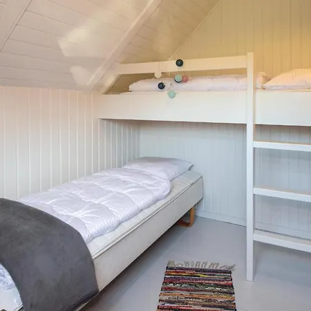 Four-bedroom Holiday In בלבאנד