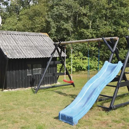 Four-bedroom Holiday In בלבאנד